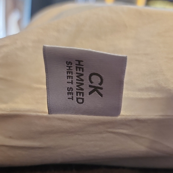 Luxurious White Sheet Set by Signature - Picture 10 of 10